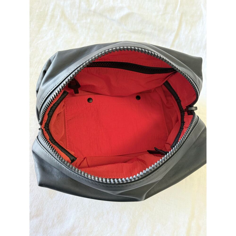 Bottega Veneta | Black Calfskin Leather Hidrology Zip Pouch | Travel Bag Case - Picture 10 of 15